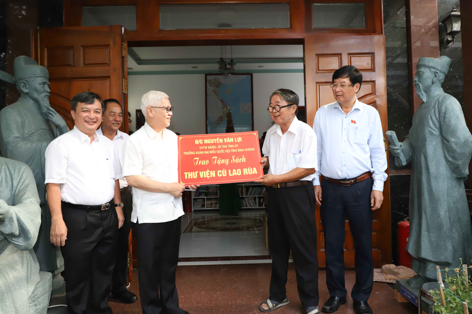 Bí thư Tỉnh ủy Nguyễn Văn Lợi (bên trái) trao tặng sách cho Thư viện sách Cù lao Rùa.